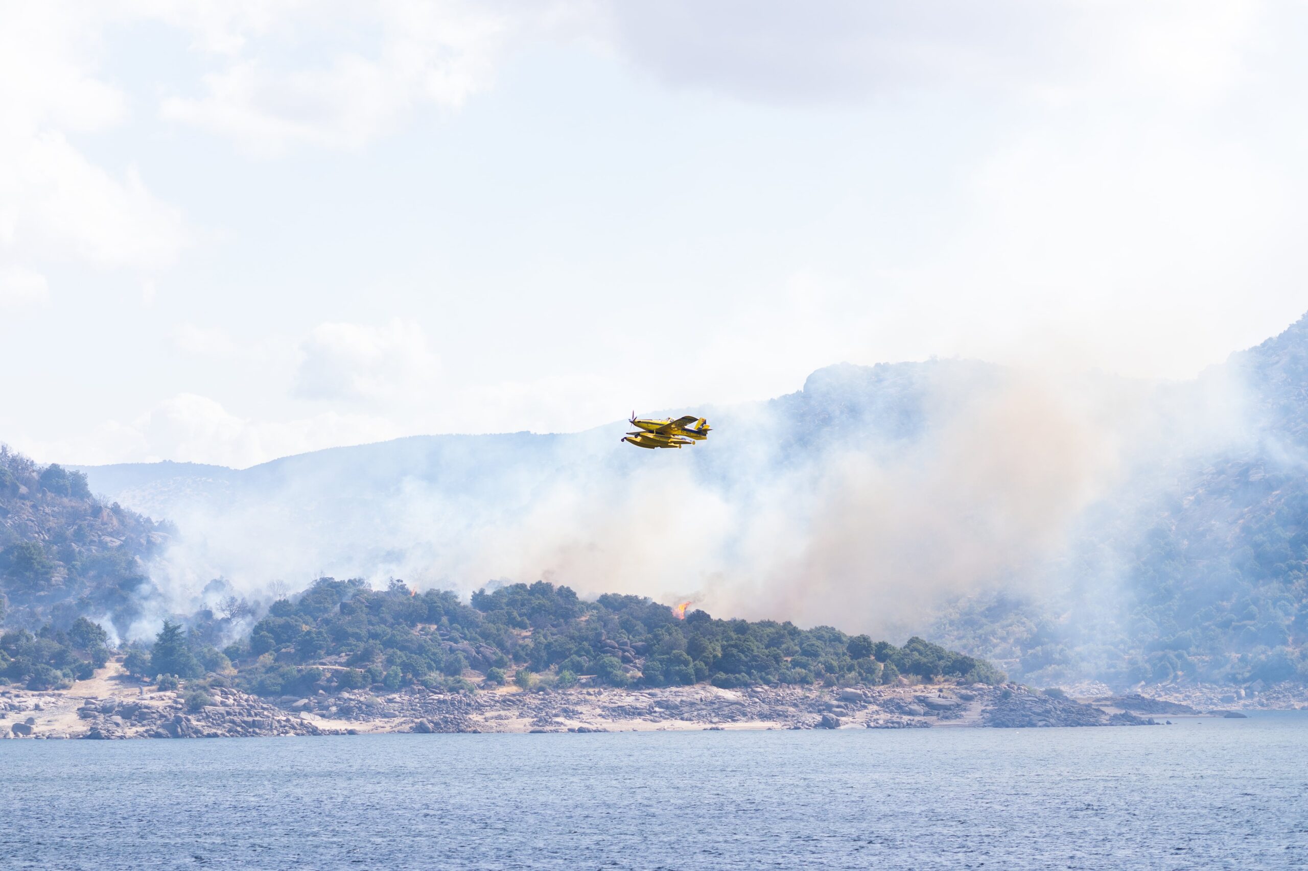 Última hora de los incendios forestales, en directo | Casi 80.000 evacuados o confinados por los incendios en Ávila y Madrid