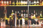 Bares y colmados seguirán con los mismos horarios de venta de alcohol por dos años o nueva ley