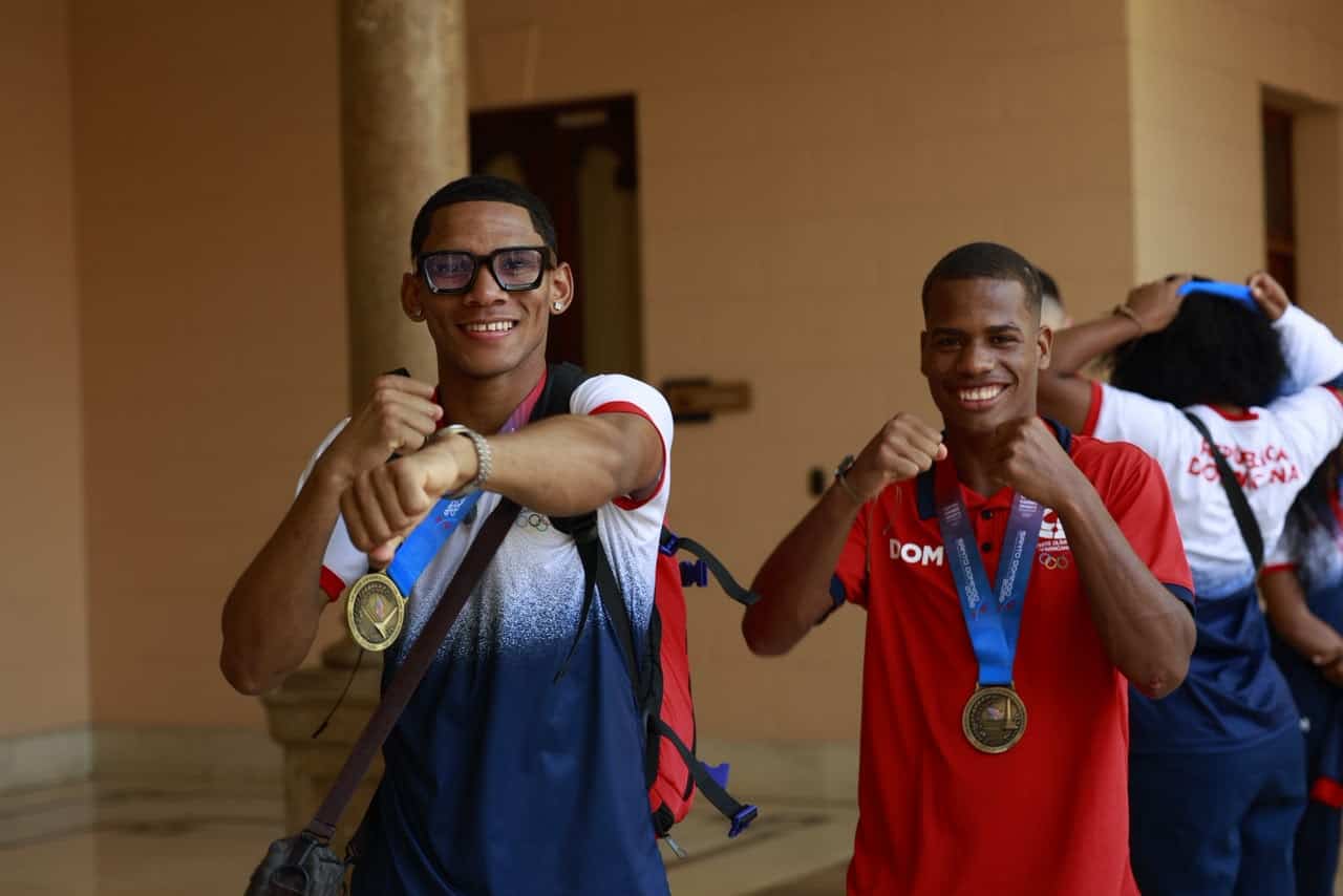Con sus medallas en alto, los atletas dominicanos celebran los triunfos alcanzados en los Juegos Centroamericanos y del Caribe Santo Domingo 2026.