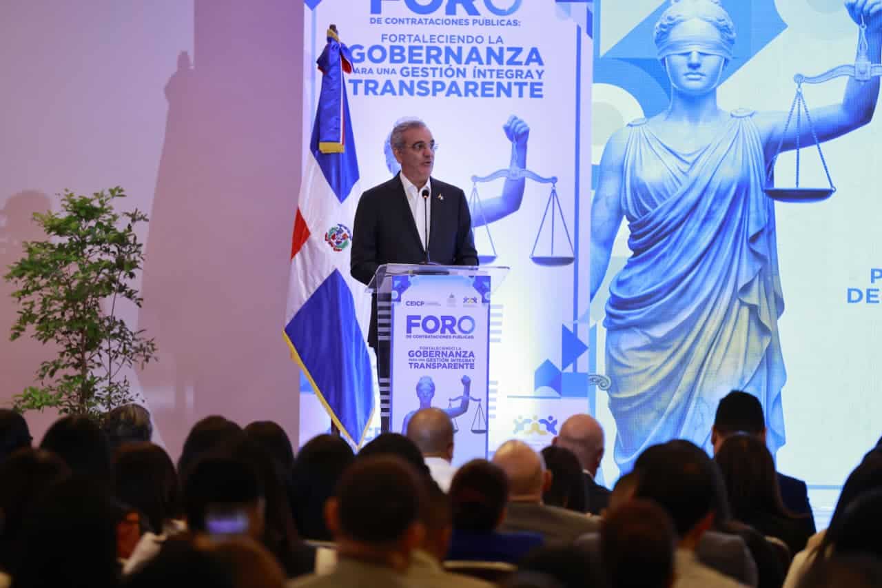 El presidente Luis Abinader durante  II Foro de Contratación Pública.