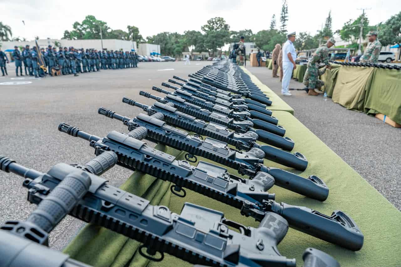 Parte de los fusiles, ametralladoras y otros equipos incluidos en las entregas realizadas a la Armada y la Fuerza Aérea.