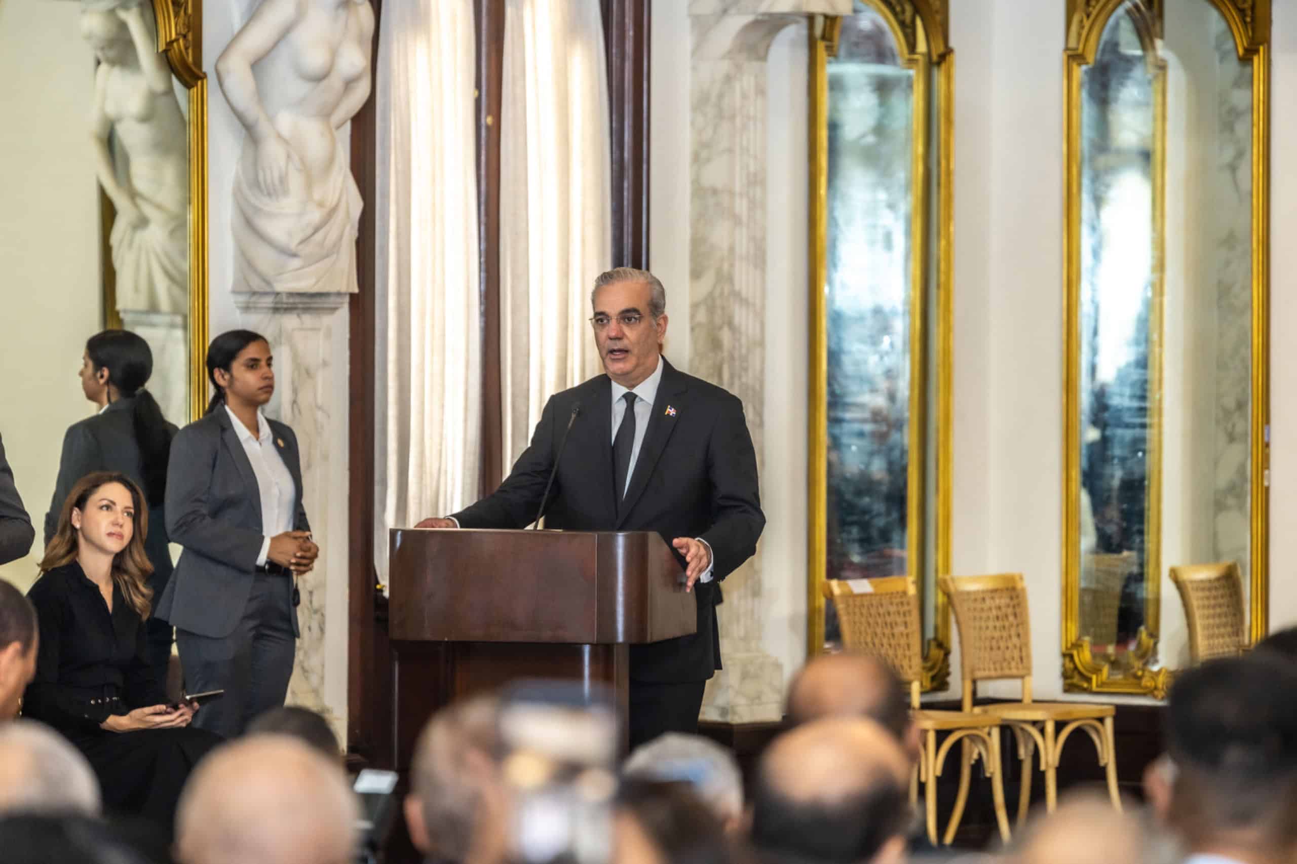 “Orar para encontrar sabiduría, para renovar las esperanzas, para que Dios nos proteja de los desastres de la naturaleza, orar para una República Dominicana en paz”, expresó el mandatario.