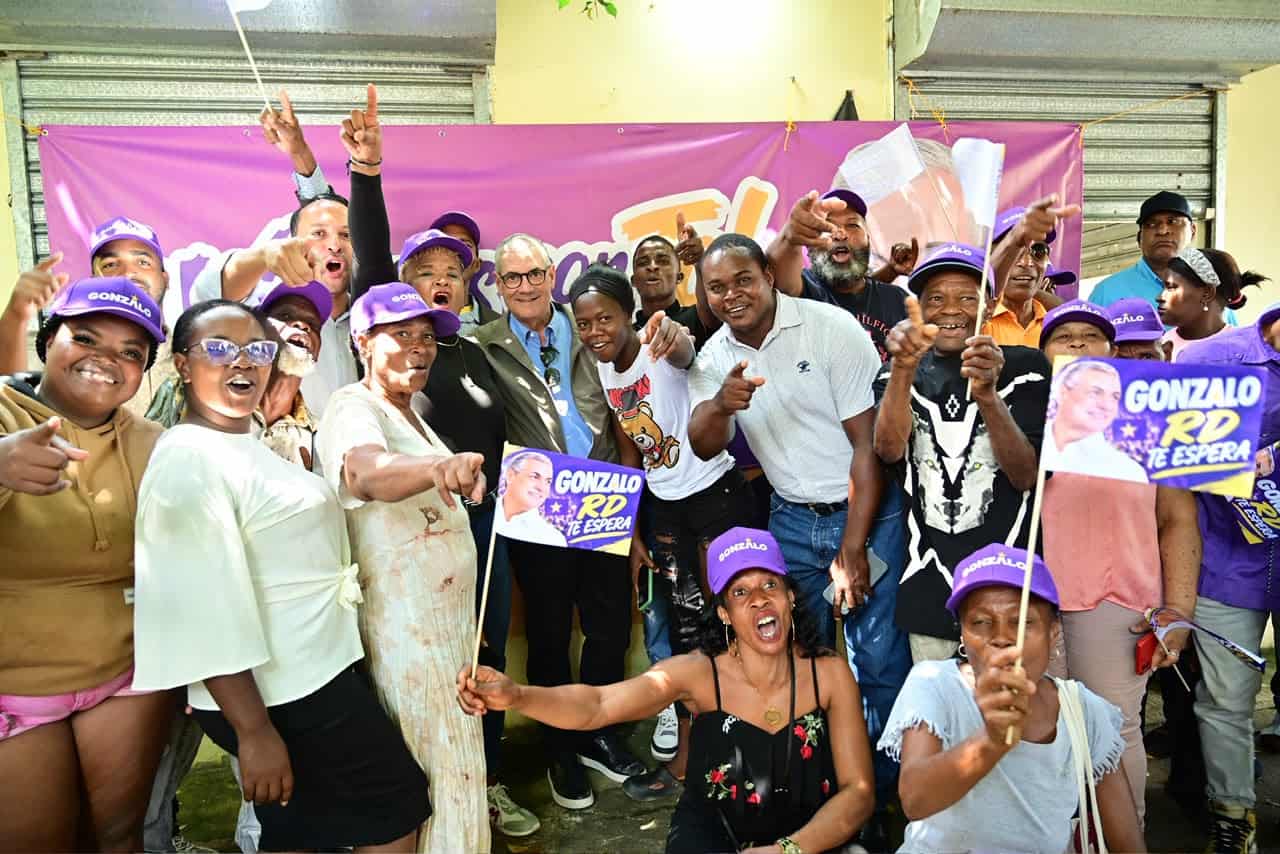 El aspirante presidencial peledeísta Gonzalo Castillo junto a simpatizantes en su visita a Monte Plata.