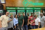 Embajadora de EE. UU. disfruta un viernes “a modo dominicano” en un colmado del Distrito Nacional
