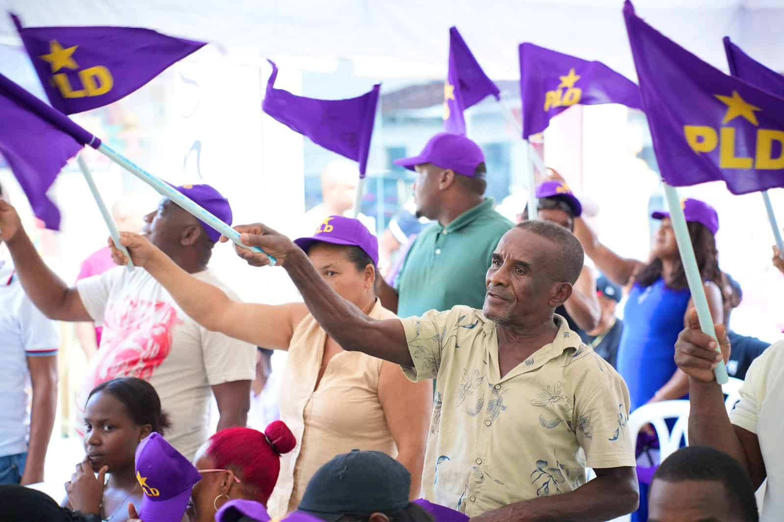 Los peledeístas que acudieron al evento. 